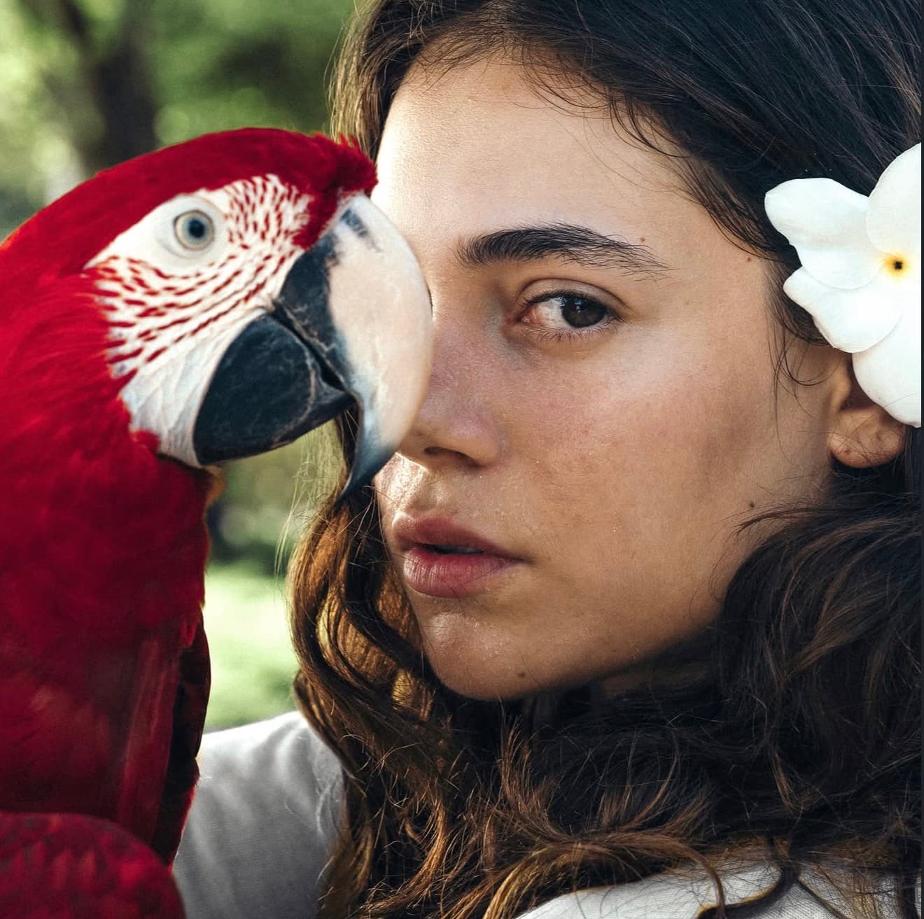 Leonie Buchegger with a red macaw.